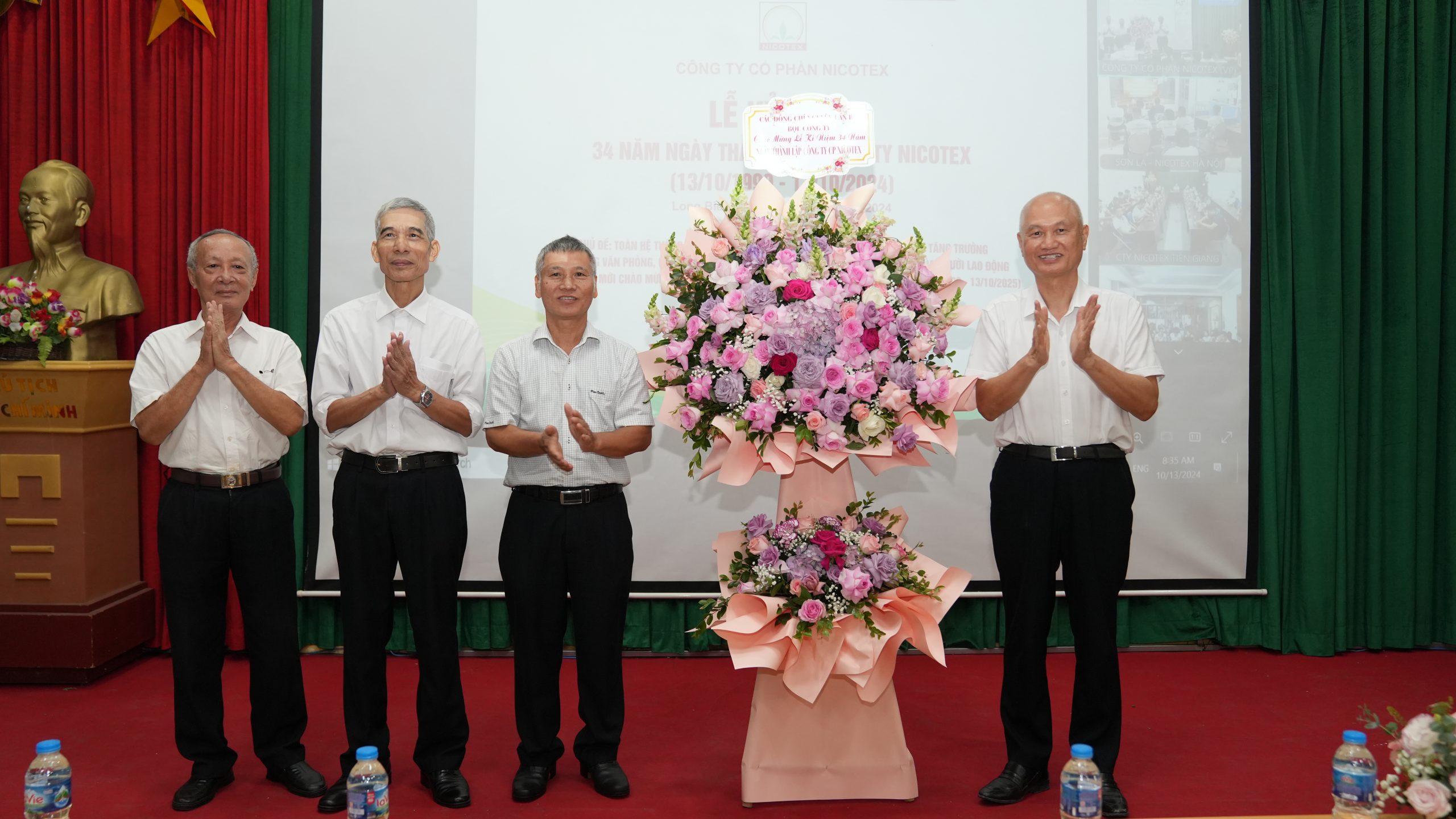 Nguyên lãnh đạo công ty tặng hoa chúc mừng